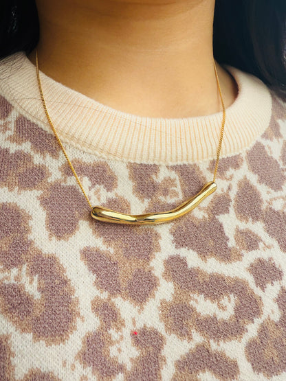 rho Curved Gold Bar Necklace