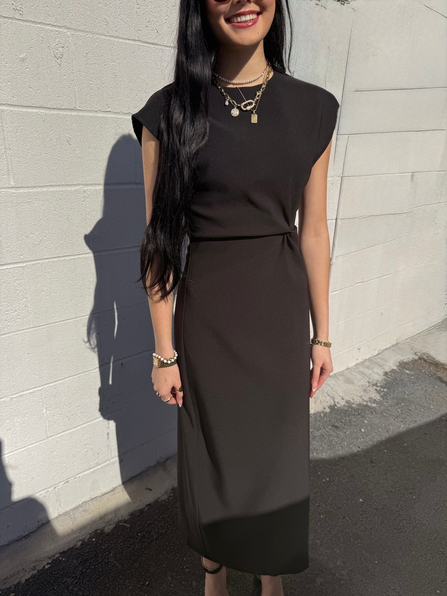 Black Lady Round Neck Midi Dress